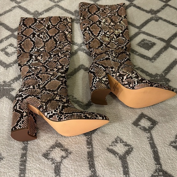 NWOT Lulus Knee High Tan Snake Boots Sz 5 - Picture 5 of 5